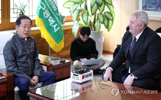 홍준표 대구시장과 인요한 국민의힘 혁신위원장이 지난 8일 대구 북구 대구시청 산격청사에서 면담을 하고 있다. <연합뉴스>